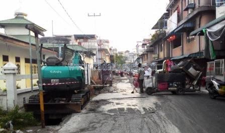 Lumpur bercampur air berserakan di jalan yang dibiarkan kontraktor proyek normaslisasi di di Jl Akau Potong Lembu.