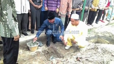 Peletakan batu pertama pembangunan Masjid Al Hankam oleh Wawako, H Syahrul S Pd.