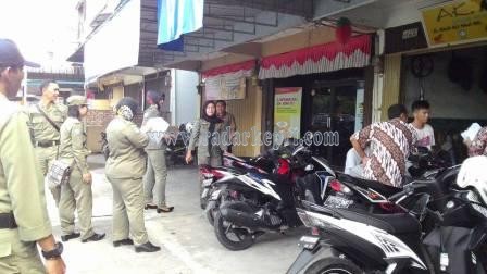 Petugas satpol pp sedang razia di kedai kopi Rezeki jl Raja Ali Haji Pameran