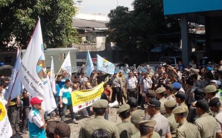 Puluhan masa yang tergabung dalam KNPI Kota Tanjungpinang menggelar aksi demo akibat pemadam listrik oleh PLN Tanjungpinang.
