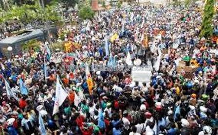 Puluhan ribu buruh di Batam menggelar aksi demi menolak UMK Rp 2,6 juta .