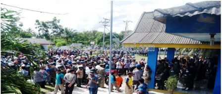 Ratusan Masyarakat Ranai Melakukan Demo ke PLN Ranai di  Jalan Datuk Kaya Wan Moh Benteng Jemangan Ranai.