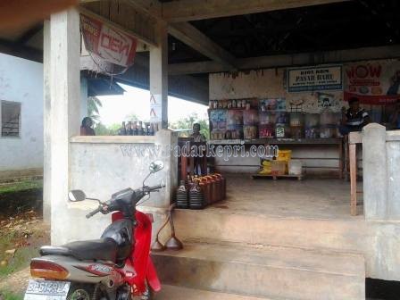 Salah satu kios minyak yang di Lingga yang mengalami kesulitan akibat pengurangan jatah BBMnya.