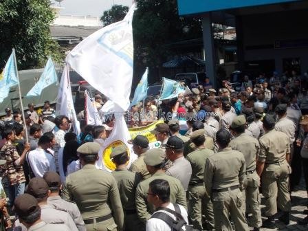 Sejumlah masa dari Ormas dan OKP menggelar aksi demo di kantor PLN Cabang Tanjungpinang karena seringnya listrik mati tanpa penjelasan.