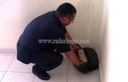 Sumarno, petugas PN Tanjungpinang ketika memeriksa benda misterius yang ditemukan di PN Tanjungpinang.