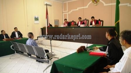 Terdakwa Hendro Harjono ketika mendengarkan dakwaan jaksa penuntut umum dari Kejari Batam di Pe ngadilan Tipikor pada PN Tanjungpinang.
