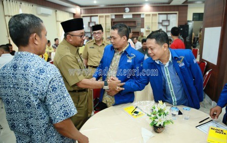 Walikota Tanjungpinang, H LIs Darmansyah SH menyalami pengurus Partai Demokrat Tanjungpinang dalam sosialiasi pelaporan dana hibah.