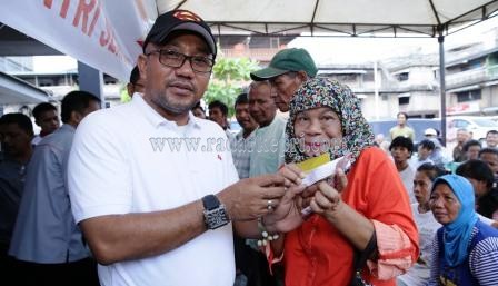 Walikota Tanjungpinang, H Lis Darmansyah SH menyerahkan bantun dana PKPS