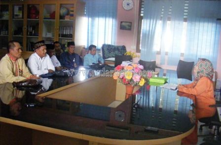 anggota komisi IV DPRD kota Batam sidak kesekolah SMAN.3. dirauangan rapat Guru, bersama Kepsek SMAN3.Fifi SPd.