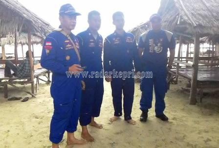 Anggota SAR yang ditugaskan di Pantai Trikora untuk mencari Rian dan Bobi yang hilang ditelan ombak.