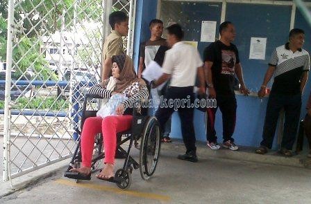 Dariani, TKW asal Jawa Tengah yang terpaksa duduk dikursi roda karena sakit setelah 6 bulan bekerja di Malaysia.