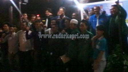 Husrin hood seusai acara dialoh foto bersama dengan para mahasiswa dan okp peserta dialoh.