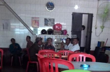 Oknum Satpol PP Pemko Tanjungpinang yang nongkrong di kedai kopi pada jam kerja.