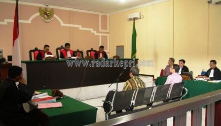 Persidangan Helman yang menghadirkan Heltoto sebagai saksi di pengadilan.