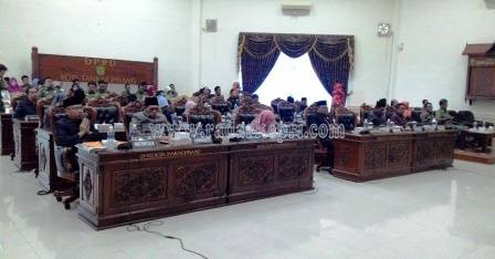 Rapat parpurna DPRD Kota Tanjungpinang pengesahan APBD 2015 tanpa dihadiri 10 orang anggota dewan.