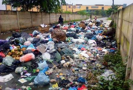 Sampah berserakan hinga ke jalan raya, bukti kadis Kebersihan tak mampu bekerja.