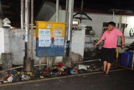Sampah menumpuk dibawah trafo di Akau Potong Lembu.