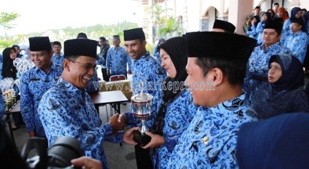 Wakil Bupati Bintan, Drs Khazalik memberikan hadiah pada HUT Korpri-43.