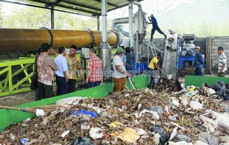 Walikota Tanjungpinang, H Lis Darmansyah SH ketika melihat pengelolaan sampah dengan sistem 3 R di Unpad.