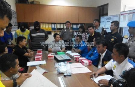 Dir Narkoba Polda Kepr, AKBP Moch Sholeh memperlihatka Sabu-Sabu yang akan dimusnakan,