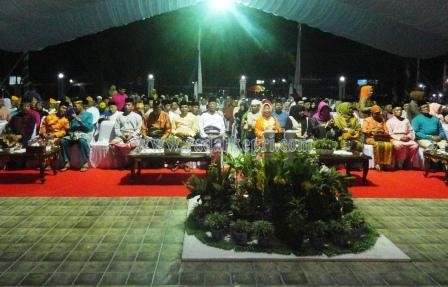 Gubernur Kepri H M Sani ketika menghadiri Maulid Nabi Muhammad SAW di gedung daerah.