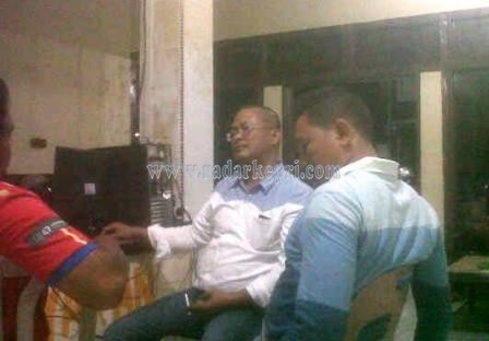 Johanis Ibro Ibro alias Awe ketika di interogasi di Mapolsek Tanjungpinang Barar.