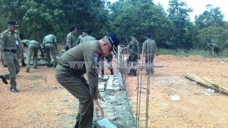 Kabid Penertian Umum Satpol PP Pemko Tanjungpinang, Omrani, ketika membongkar pagar milik Ting Hua.