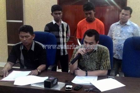 Kepala Satuan Reserse dan Kriminal (Kasat Reskrim) Polres Tanjungpinang, AKP Reza Marandy Tarigan S Ik didampingi KBO Reskrim, Ipru Efendi ketika menggelar jumpa pers menjelaskan kasus pencurian dengan pemberatan alias jambret.