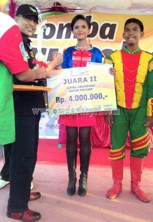 Mayoret SMP N 02 Tanjungpinang, Mutya menerima hadiah dari Kadisdik Tanjungpinang, Dadang AG.