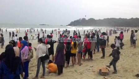 Ratusan warga tetap menikmati wisata Pantai Trikora pada Kamis, 01 Januari 2014.
