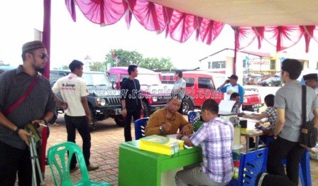 Salah seorang peserta off road Kepri sedang mendaftar pada panitia pelaksana kegiatan.