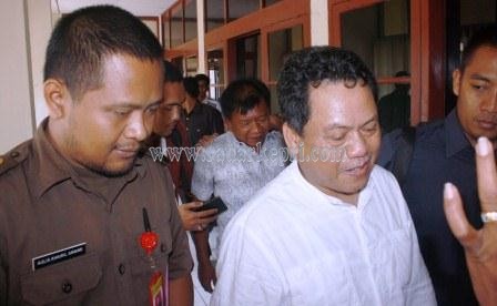 Yusrizal (baju) putih dan Syafrizal ketika digiring petugas Kejaksaan menuju mobil tahanan untuk dititipkan di Rutan Kelas II A, Tanjungpinang.