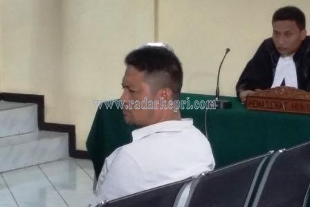 Lukman SH, oknum jaksa yang menilep uang sitaan BNN Rp 776 juta dan menerima gratifikasi Rp 240 juta hanya dituntut 5 tahun penjara.