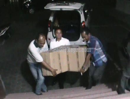 Polisi dari Polda Kepri sedng membawa barang bukti produk Toto yang diduga palsu hasil penggerebekan Mabes Polri