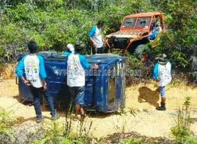 Salah satu mobil peserta off road terguling