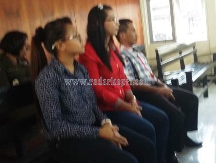 Tini, Sherly dan oknum anggota DPRD Bintan, Arif Jumana sedang menunggu persidangan dengan agenda tuntutan yang kembali di tunda.