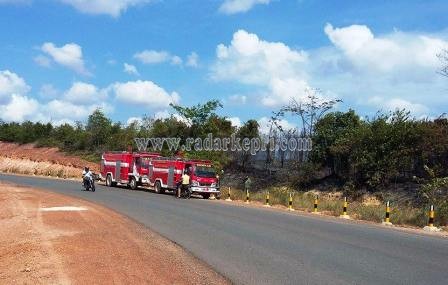Dua unit mobil damkar yang disiagakan di lokasi lahan terbakar di Dompak.