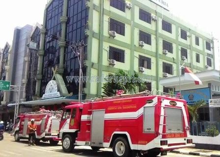 Inilah dua unit mobil pemadam kebakaran yang mendatangi hotel Furia, Jumat (06/03).