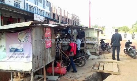 Inilah kios bensin ecera milik Zulfahmi yang batal dibongkar Satpol PP.
