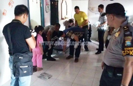 Jenazah Widyanto ketika dibawa Polisi setelah diturunkan dari tali gantungan.