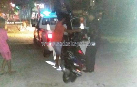 Petugas Satlantas Polresta Tanjungpinang dari unit Lakalantas mengangkat sepeda motor yang dikendarai Hardia Shing.