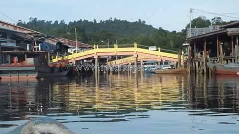 Wilayah pertokoan di pancur kecamatan lingga utara