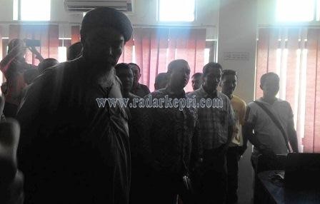 Andi Cori Fatahuddin ketika menyampaikan tunutan pada PLN Tanjungpinang, Rabu (22/04)
