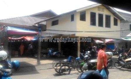 Bukannya dirobohkan, bangunan pelahap lahan parkir di pasar ikan malah dibiarkan Satpol PP