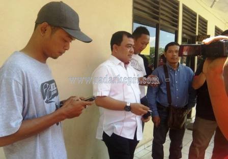 Gustian Riau kepala Dinas BPM PTSP kota Batam, komrensi Pers seusai dipriksa di kanit I Polrestabes Barelang, Jumat (17/04).
