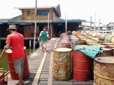Inilah kios minyak warga tionghua yang perbulannya bisa mendapatkan ratusan drum BBM.