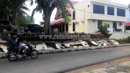 Inilah pagar yang ambruk di bagian belakang bekas kantor Gubernur Kepri, Rabu (29/04).