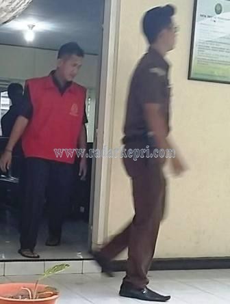 Terdakwa Fiza, mengenakan baju tahanan Kejaksaan keluar ruang sidang PN Tanjungpinang usai di vonis 1 tahun 4 bulan penjara.