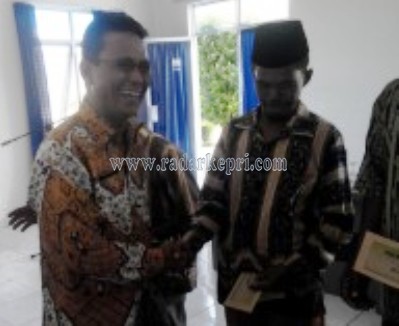 Wabup Bintan, Khazalik serahkan insentif untuk RT, RW dan LPM di Kecamatan Bintan Utara dan Seri Kuala Lobam, Kamis (16/04)