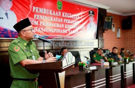 Walikota Tanjungpinang, H Lis Darmansyah SH ketika membuka kegiatan Peningkatan Peranan Forum Pembauran Kebangsaan, Senin (06/04).